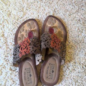 𝅺L'Artiste orange gray and red flip flops. So cute!